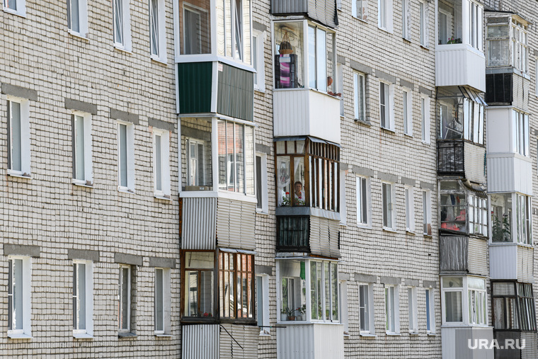 Визит Евгения Куйвашева в Нижнюю Туру, жилой дом, балконы, вторичное жилье
