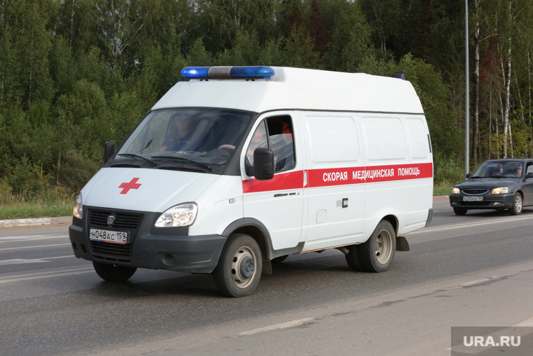 Автомобильная пробка на восточном обходе. Пермь, дорога, машина скорой медицинской помощи, скорая помощь