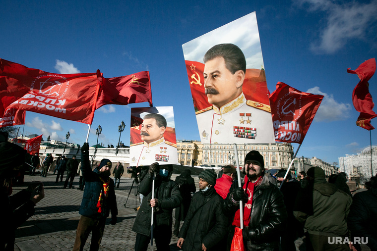 Коммунисты на Манежной площади, перед возложением цветов к могиле Сталина в годовщину его смерти. Москва, сталин, кпрф, митинг, коммунистическая партия, коммунисты, красные флаги