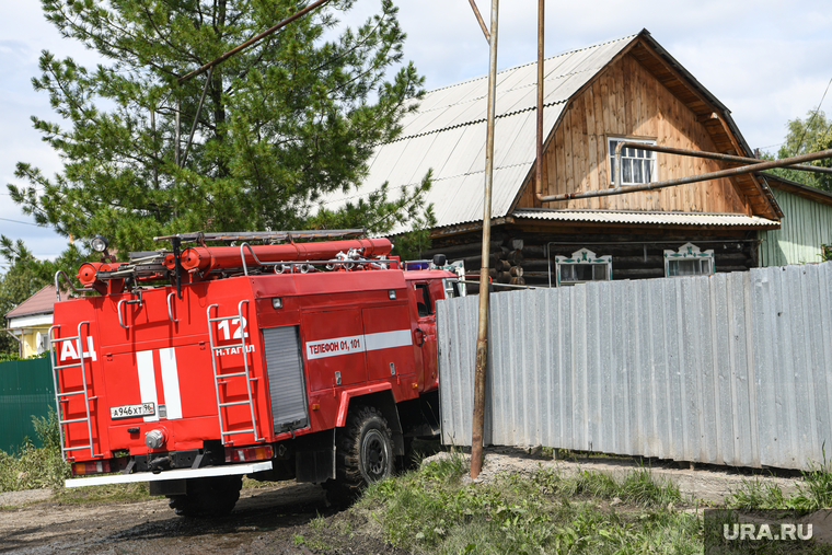 Поездка губернатора Евгения Куйвашева в Верхнюю Салду. Свердловская область, дача, дом в деревне, частный дом, деревенский дом, пожарная машина