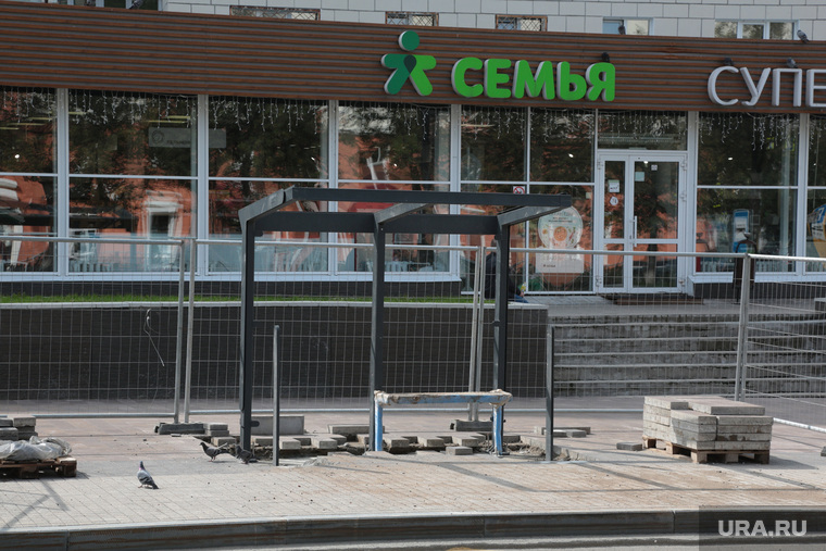 Реконструкция Комсомольского проспекта. Пермь, реконструкция улицы, остановка автобусная, гипермаркет семья, комсомольский проспект