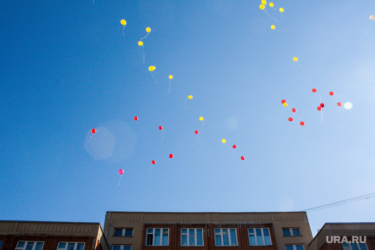 День знаний. Тюмень, воздушные шары, школьная линейка, шарики, ученики, день знаний, 1 сентября