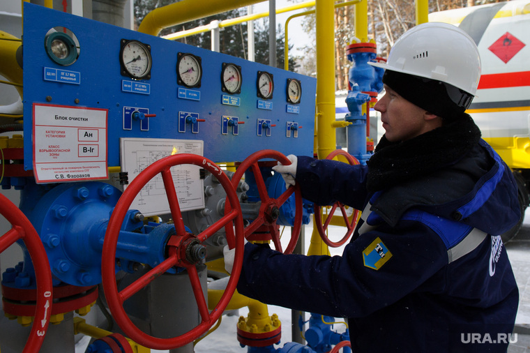Отправка первой партии сжиженного природного газа автотранспортом из России в Казахстан. Екатеринбург, газ, вентиль, газпром трансгаз екатеринбург, комплекс по производству спг, экспорт
