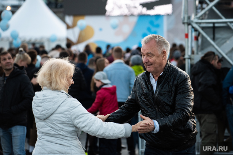 Закрытие фестиваля «Скрепа». Екатеринбург, массовое мероприятие, пожилые люди, пенсионеры, танцуют