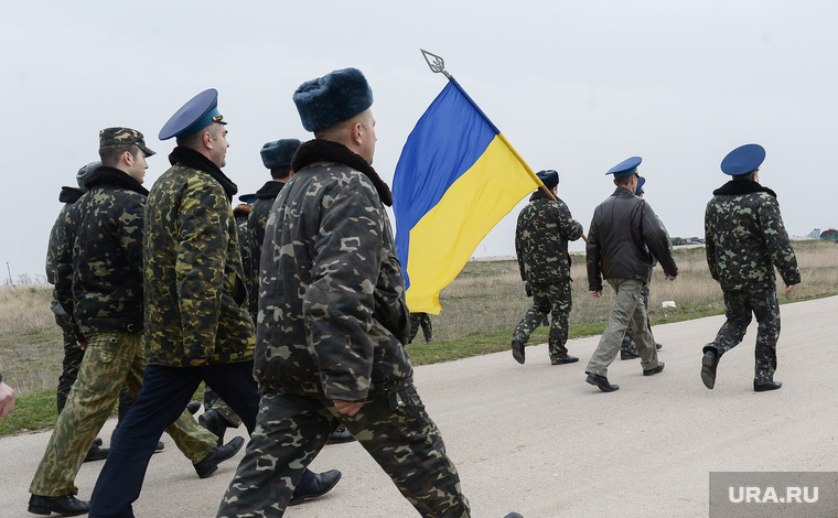 Безоружные украинские военные встретились с Российскими. Переговоры.Севастополь. Крым. Аэропорт Бельбек, флаг украины, армия, марш