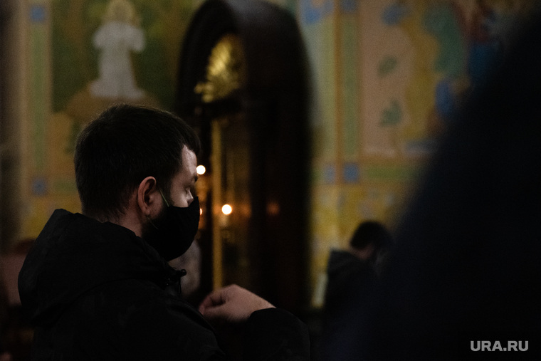 Пасхальное богослужение в Свято-Троицком кафедральном соборе. Екатеринбург, икона, лампада, церковь, церковная служба, образ, свечки, православный храм, христианство, православие