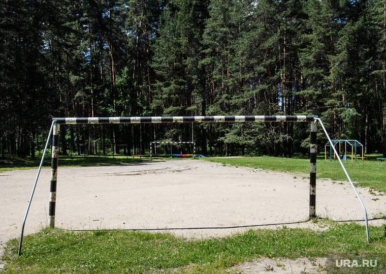 Детский лагерь "Маяк" перед летней сменой. Свердловская область, Сысерть, ворота, футбольное поле, футбольные ворота, футбольная площадка