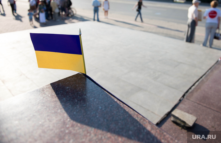 Пикет болотников за свободу узников и свободу Украины. Екатеринбург, флаг украины