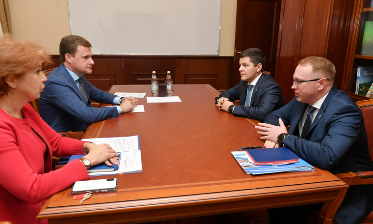 Глава Минвостокразвития провел рабочую встречу с губернатором ЯНАО