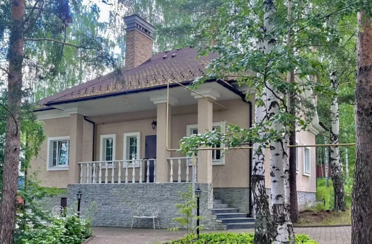 В объявлении о продаже говорится, что земельные участки и дома находятся в собственности
