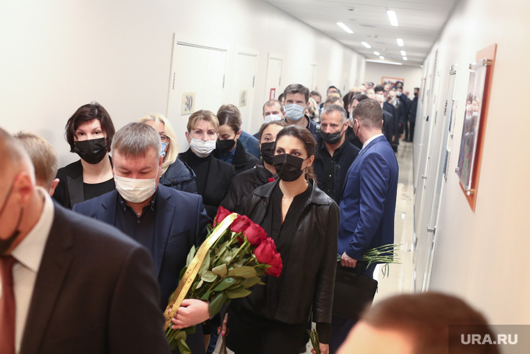В коридорах Национального центра управления в кризисных ситуаций МЧС России очередь. Прощание проходит с соблюдением антиковидных мер