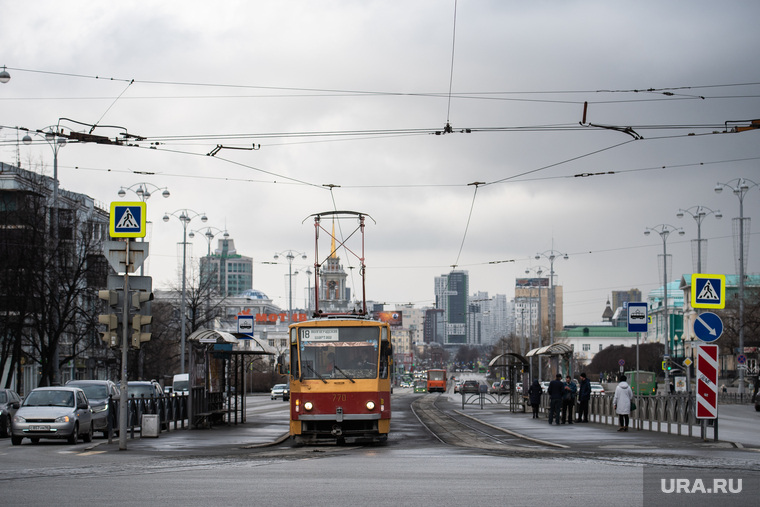 Екатеринбург во время пандемии коронавируса COVID-19, улица ленина, трамвайная остановка, трамвай