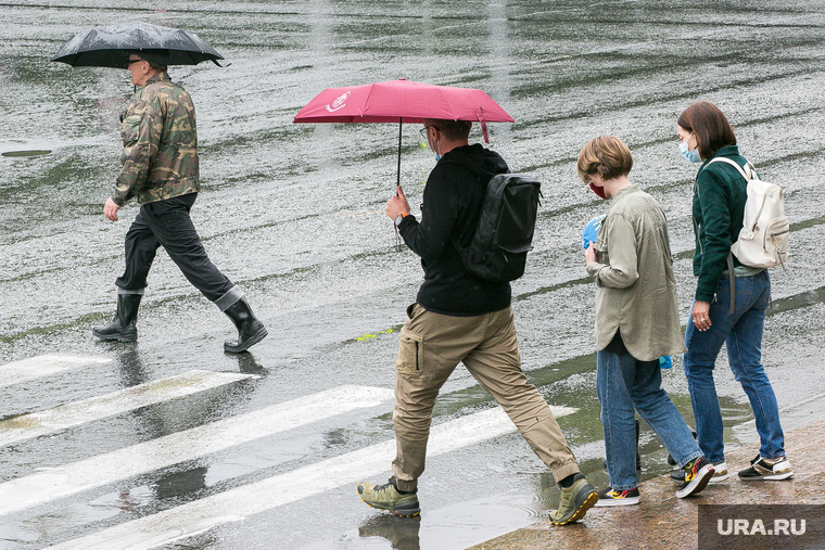 Дождливый день. Тюмень, пешеходный переход, непогода, прохожие, пешеходы, люди с зонтами, дождь, человек с зонтом
