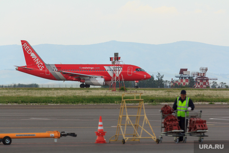 Аэропорт. Магнитогорск, сухой суперджет, red wings, взлетное поле