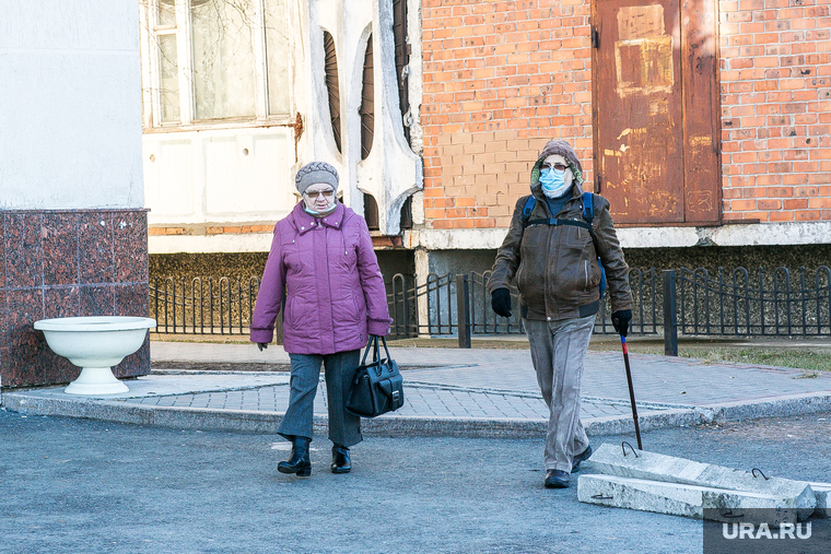 Виды города, ноябрь. Тюмень, люди в масках, пенсионеры