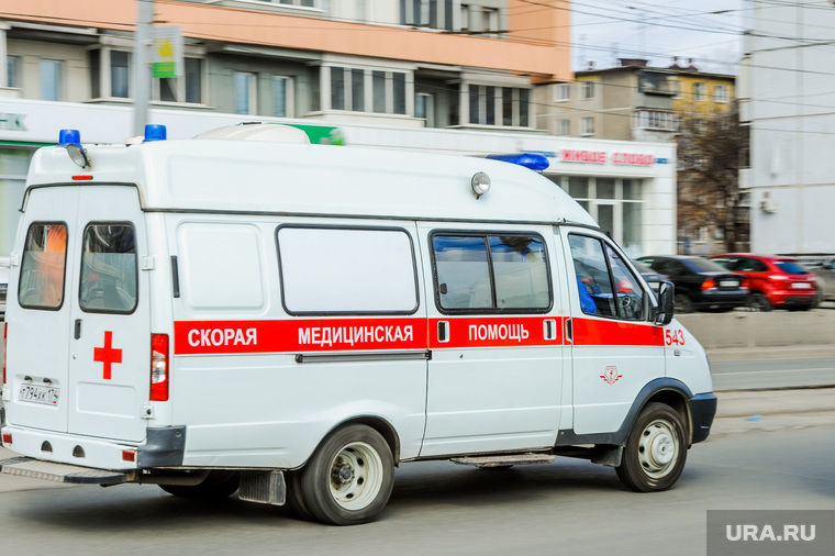Обстановка на улицах города во время эпидемии коронавируса и режима самоизоляции. Челябинск, скорая помощь