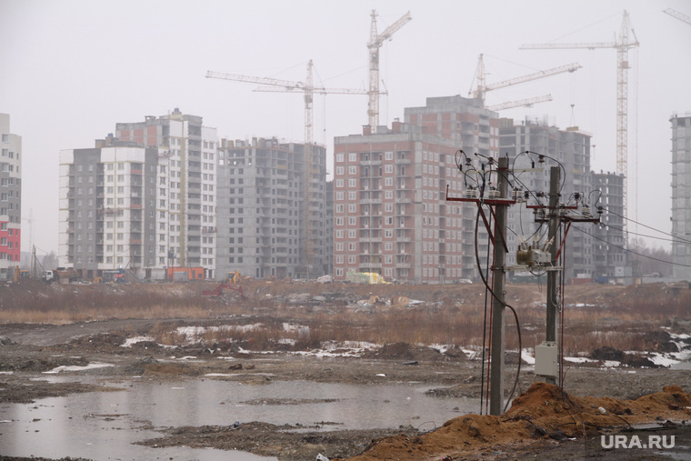 Стройка на Академическом. Екатеринбург, многоэтажный дом, пустырь, столбы лэп, лужа