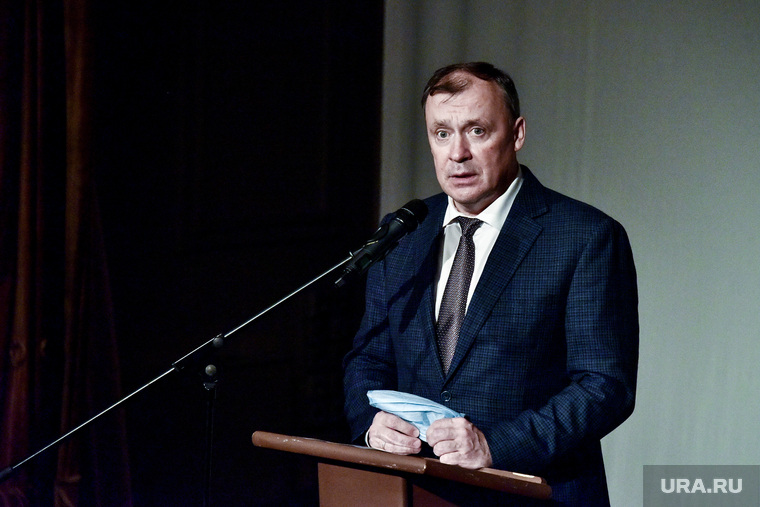 Статус публичных обсуждений подчеркнул своим визитом мэр Алексей Орлов, приехавший со встречи с губернатором Евгением Куйвашевым (где обсуждались предстоящие выборы). «Евгений Владимирович поддерживает проект», — сказал Орлов. В его окружении отмечают: такой открытости от мэрии при подготовке к важным городским ремонтам не было давно. Вместе с Орловым в зале были два его зама: Сергей Плахотин и Рустам Галямов — кураторы обновления Литквартала