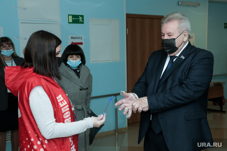 Председателю окружной Думы выдали одноразовые перчатки, маску и персональную ручку