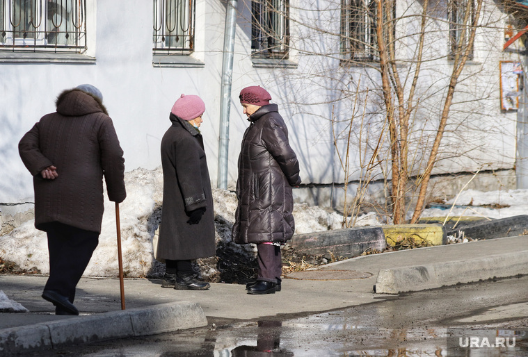 Город. Курган, старушки, бабушки, лужи, пенсионеры на прогулке, пенсия, весна