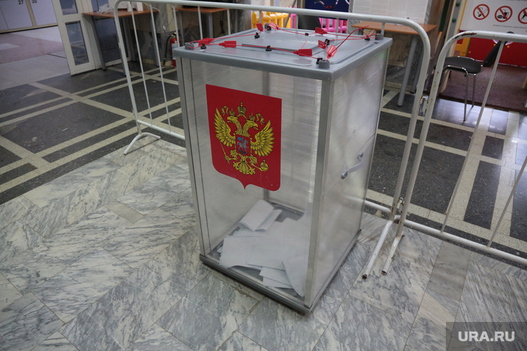 Выборы 2021 воскресенье 19 сентября, голосование и подсчет, ночь выборов. Пермь, урна, урна для голосования, выборы 2021