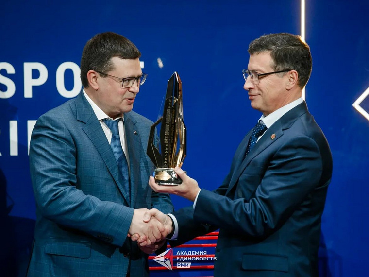 Министр физической культуры и спорта Свердловской области Леонид Рапопорт (справа) вручает награду победителям и финалистам