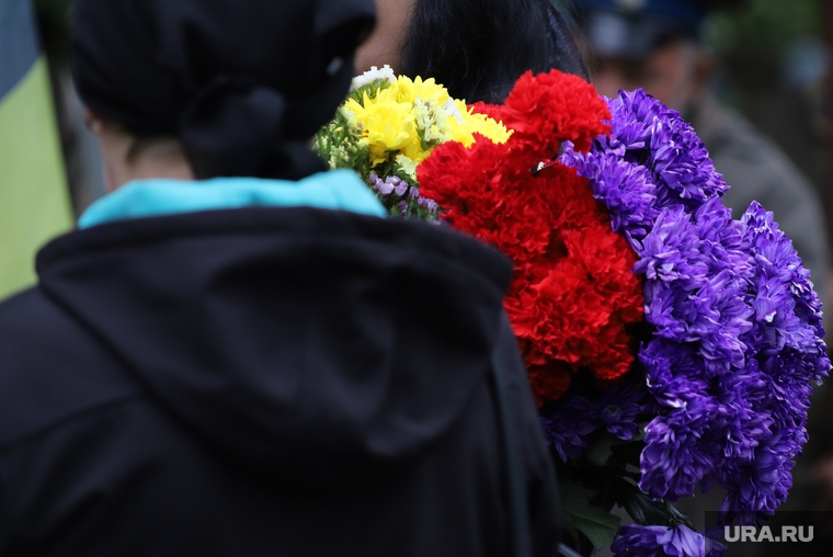 Похороны атамана Попова Валерия. Курган, гвоздики, вдова, похороны, цветы в руках