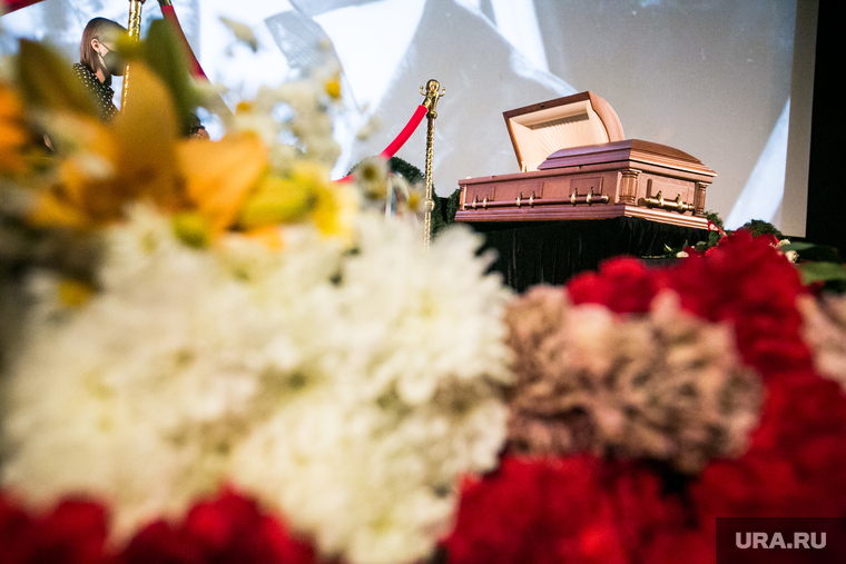 Прощание с Владимиром Меньшовым. Москва, траур, траурная церемония, прощание с усопшим, цветы, гроб, похороны