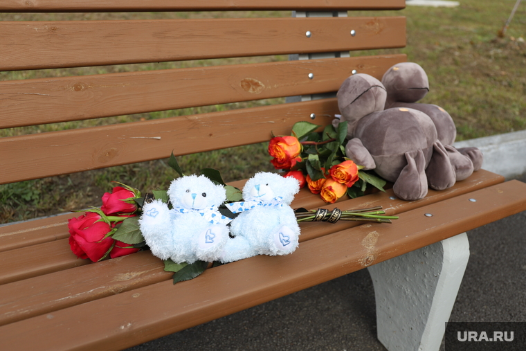 На похороны несли жители Кировграда несли цветы и игрушки