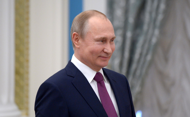 Владимир Путин поручил проработать вопрос сокращения контрольных работ в общеобразовательных организациях