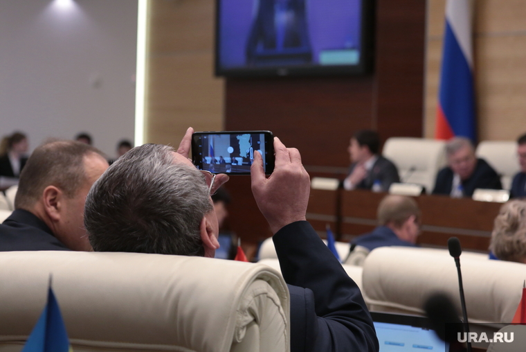 Пленарное заседание Законодательного собрания Пермского края, законодательное собрание пермского края, телефон в руках