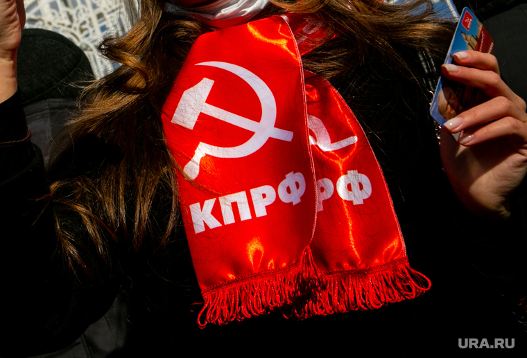 Митинг коммунистов на Пушкинской площади с участием депутатов от КПРФ. Москва, девушка, селфи, кпрф, митинг, коммунисты, красные флаги