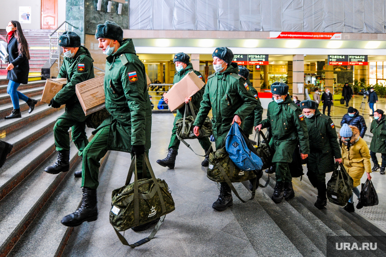 Дезинфекция и проверка масочного режима на железнодорожном вокзале. Челябинск, армия, военные, призыв, призывники, новобранцы, военкомат, военнослужащие, солдат, перевозка пассажиров, жд вокзал челябинск
