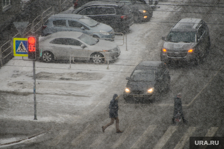 Снегопад. Челябинск, светофор, снег, пешеходный переход, пешеход, погода, снегопад, климат