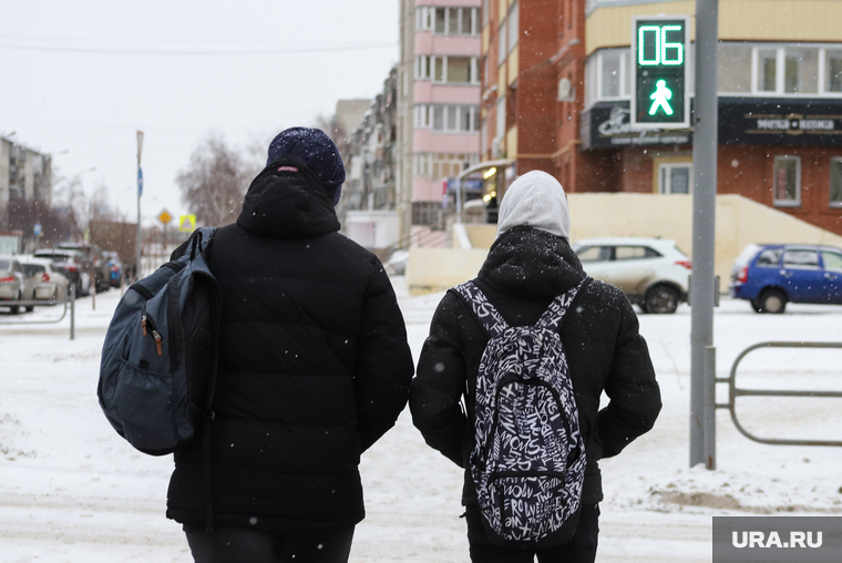 Виды города. Курган, светофор, подростки, пешеходная зона, дети, школьный рюкзак
