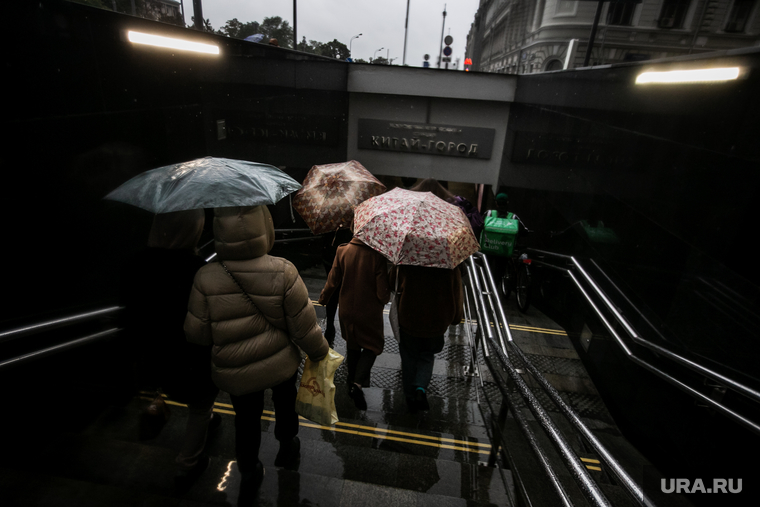 Осень, дождь в Москве. Москва, подземный переход, зонт, непогода, зонтик, китай город, метро, дождь, осень, китай-город