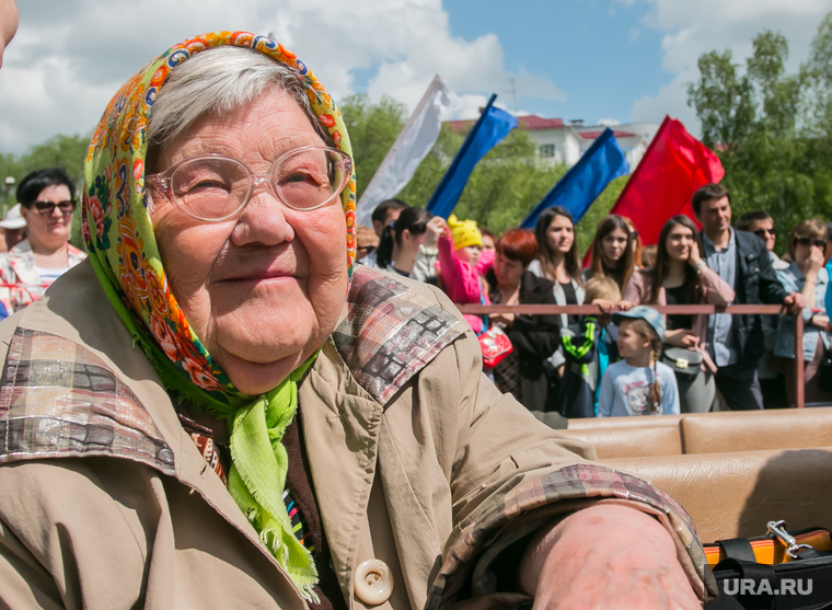 Празднование Дня России. Курган, улыбка, пожилая женщина, бабушка