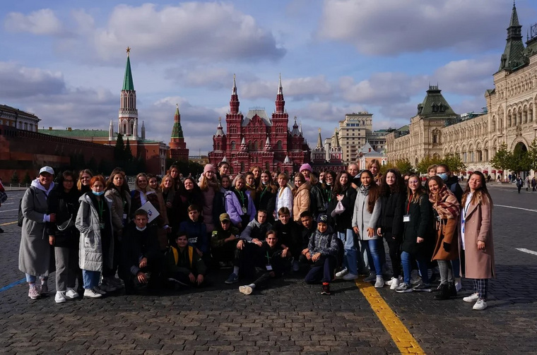 40 школьников из Тюмени провели в Москве пять дней, познакомились с городом и профессиями будущего