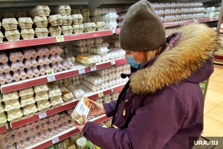 Торговый центр. Курган, покупатель, продуктовые полки, яйца, магазин