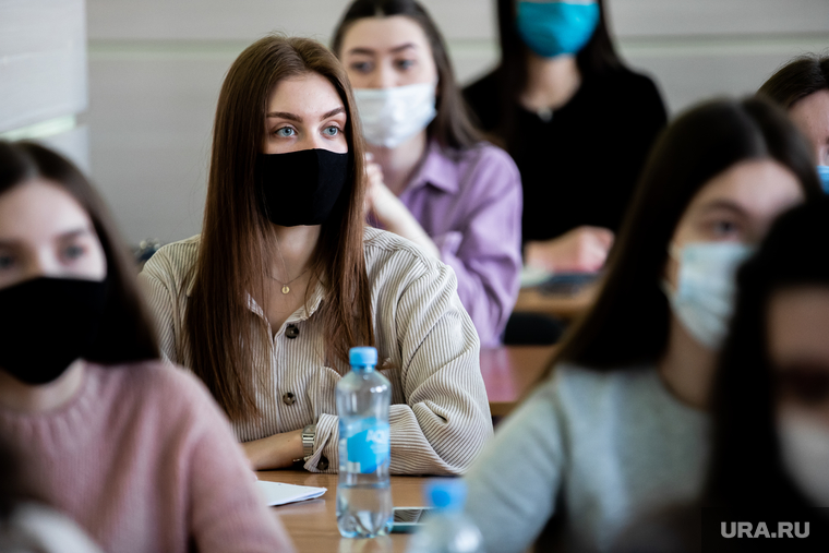 Первый учебный день в
Уральском федеральном университете (УрФУ) после карантинных мер. Екатеринбург, аудитория, урфу, учеба, студенты, масочный режим, учащиеся, лекции, очное обучение