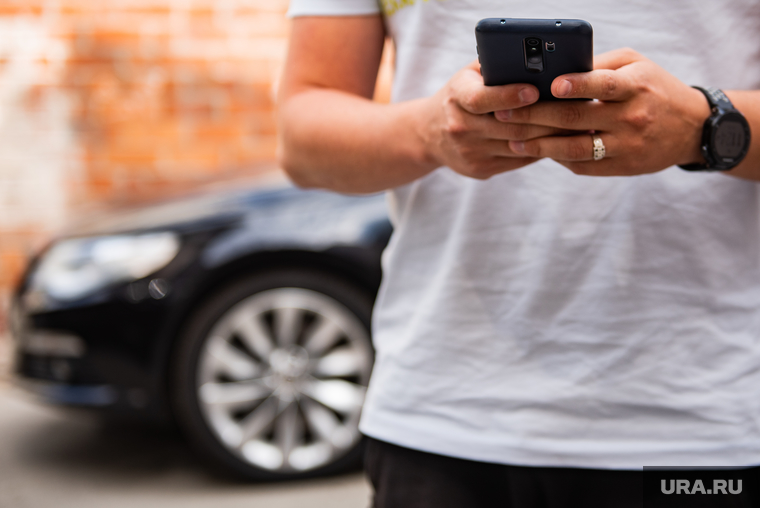 Китайский агрегатор такси Didi. Екатеринбург, телефон, смартфон, заказ такси, каршеринг, аренда автомобиля, смартфон в руке, блабла кар, blabla car
