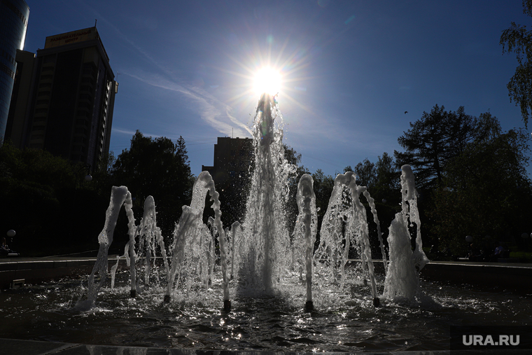 Запуск фонтанов в центре города. Екатеринбург, жара, солнце, городской фонтан, фонтан
