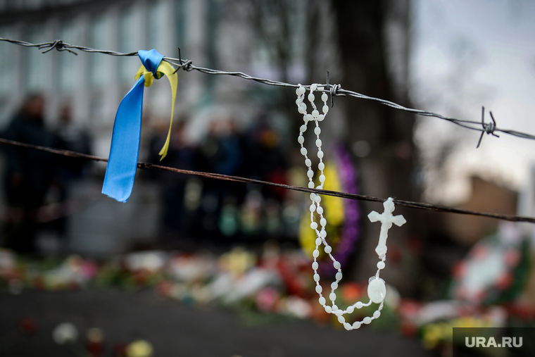 Майдан. Киев, колючая проволока, церковь, майдан, крестик, украина, религия, упц, украинская православная церковь