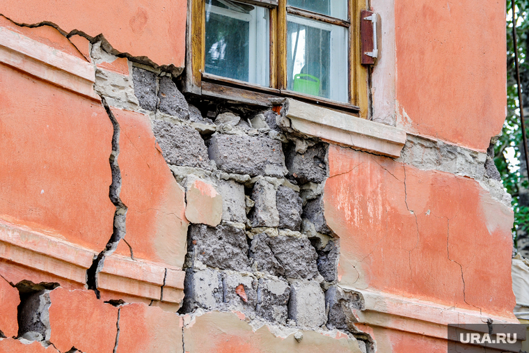 Обрушение части двухэтажного жилого дома на улице Кронштадской. Челябинск, руины, трещина, аварийное жилье, ветхое жилье, ветхо-аварийный дом