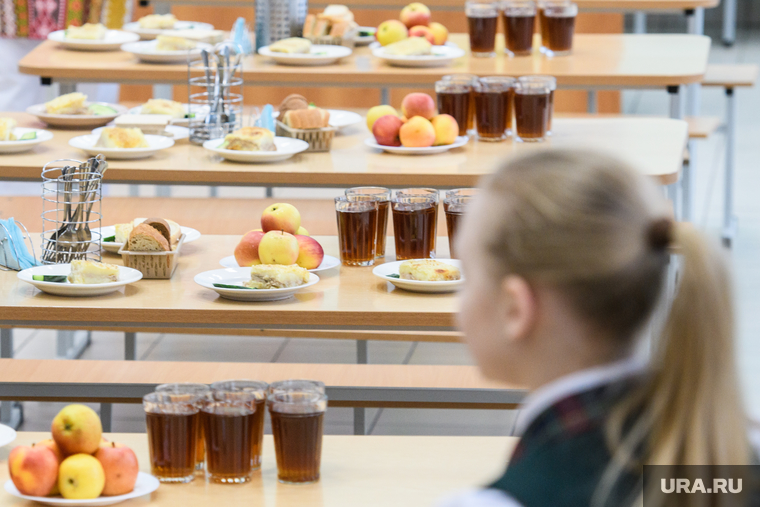 Школьная столовая в школе №136. Екатеринбург, пища, еда, школьная столовая, обед, столовая, школьное питание, питание школьников, обеденное время