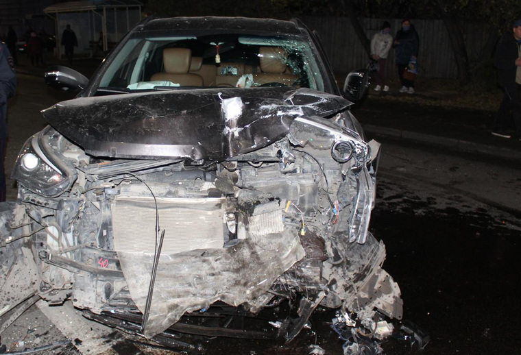 Кроссовер Hyundai выехал на встречную полосу и устроил тройное ДТП с погибшим