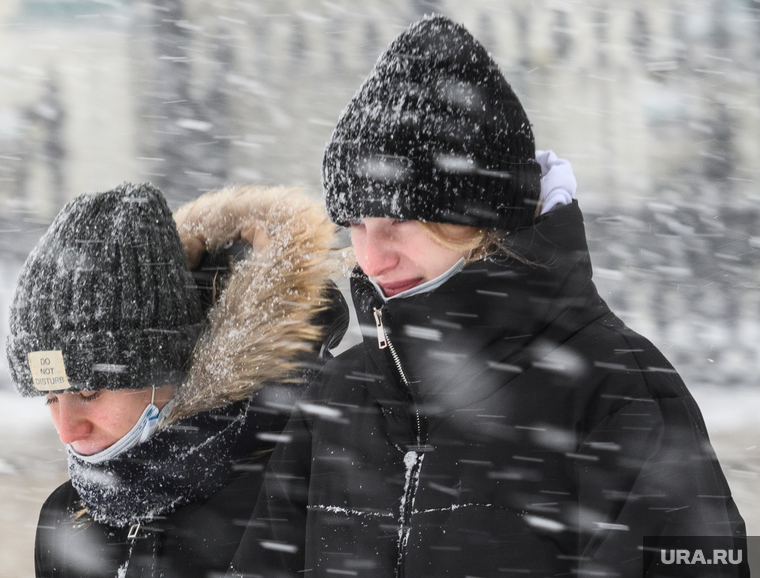 Виды Екатеринбурга, зима, медицинская маска, снегопад, маска на лицо, масочный режим, снег в лицо