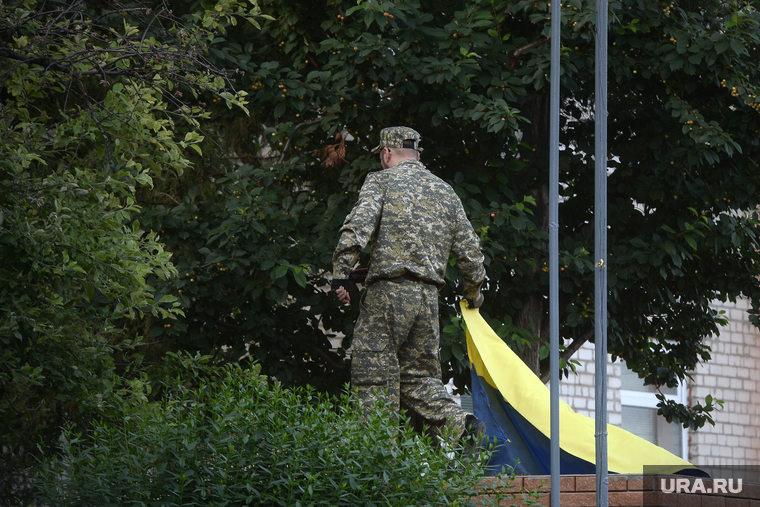 Захваченная военная часть. Луганск. Украина, украина, снятие флага