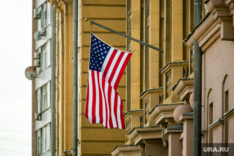 Флаг ЛГБТ на посольстве Соединенных Штатов Америки. Москва, американский флаг, флаг сша, американское посольство, посольство сша