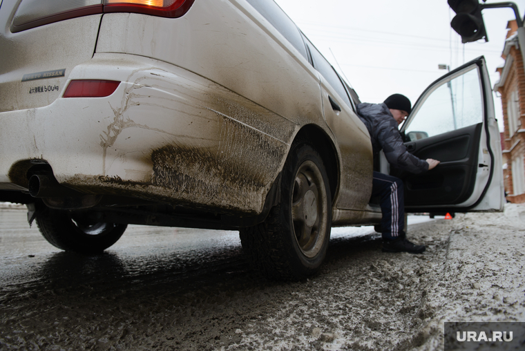 Оттепель в Екатеринбурге, обочина, улица карла либкнехта, грязная машина, грязный город